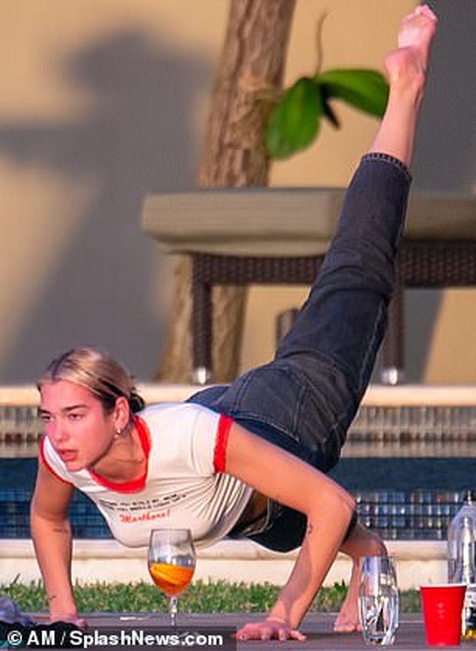 Dua Lipa tình tứ hôn bạn trai trong buổi tập yoga - 8 Dua Lipa tình tứ hôn bạn trai trong buổi tập yoga - 8