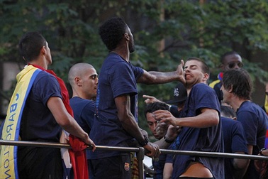 Alex Song tát Pique trong lễ diễu hành của Barcelona