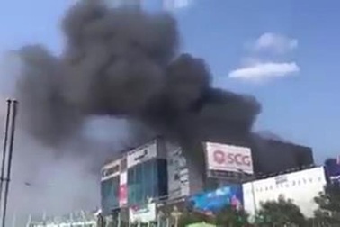 Cột khói đen bốc cao cả chục mét gần sân bay Tân Sơn Nhất