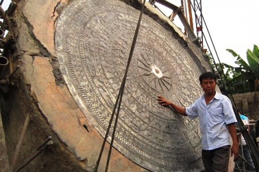 Đúc phiên bản trống đồng Ngọc Lũ lớn nhất thế giới