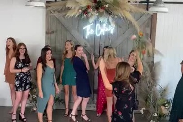 Clip: Màn giật hoa cưới “trắng trợn” gây tranh cãi