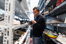 Kiếm gần tỷ đồng dịp Tết nhờ "spa" giày, túi xách hàng hiệu ở Hà Nội