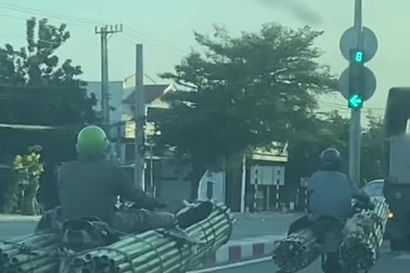 Xe máy chở hàng cồng kềnh và nguy hiểm lao băng băng trên đường