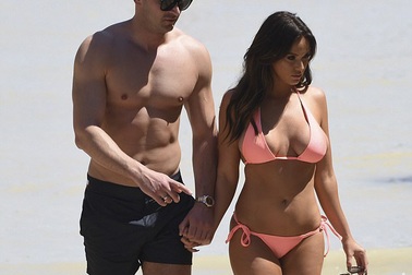 Người đẹp Anh khoe ba vòng nảy nở