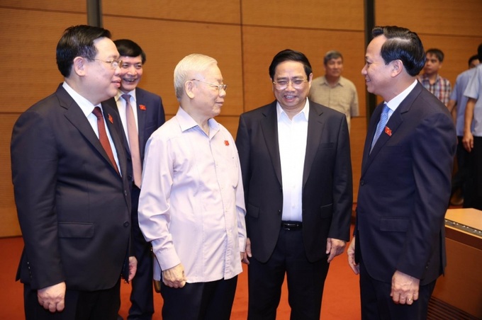 Tổng Bí thư Nguyễn Phú Trọng trò chuyện cùng Bộ trưởng Đào Ngọc Dung trước phiên chất vấn