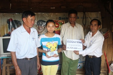 Trao tiếp hơn 46 triệu đồng đến hoàn cảnh của gia đình em Kim Phượng