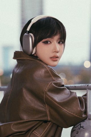 Ca sĩ LyLy sau phim 450 tỷ đồng: Vòng eo 55cm gây sốt, đời tư được chú ý - 12