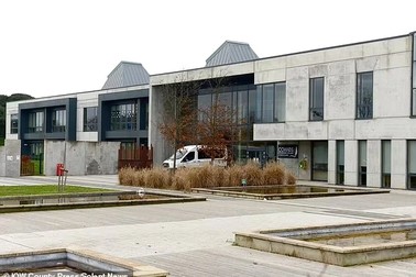 Anh: Nữ cố vấn trường học "gạ tình" nam sinh kém 9 tuổi