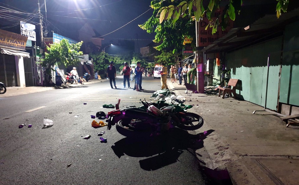 Hai người thương vong sau khi phi xe máy tông nát ghế đá - 2 Hai người thương vong sau khi phi xe máy tông nát ghế đá - 2