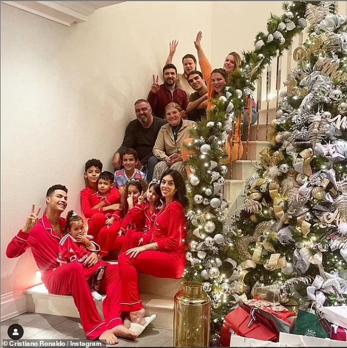 Bạn gái Cristiano Ronaldo chia sẻ clip các con đón giáng sinh - 2 Bạn gái Cristiano Ronaldo chia sẻ clip các con đón giáng sinh - 2