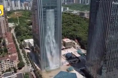 Ngỡ ngàng với thác nước nhân tạo khổng lồ chảy ra từ tòa nhà cao 121m tại Trung Quốc
