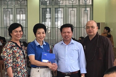 NCB trao 3.000 phần quà cho đồng bào bị thiệt hại do mưa lũ