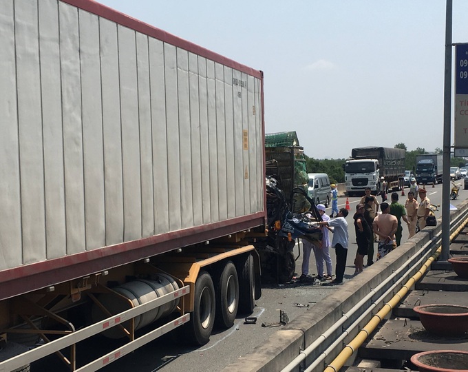TP. HCM: Tai nạn kinh hoàng trên cao tốc, 2 người tử vong tại chỗ, một người bị thương - Ảnh 2. TP. HCM: Tai nạn kinh hoàng trên cao tốc, 2 người tử vong tại chỗ, một người bị thương - Ảnh 2.