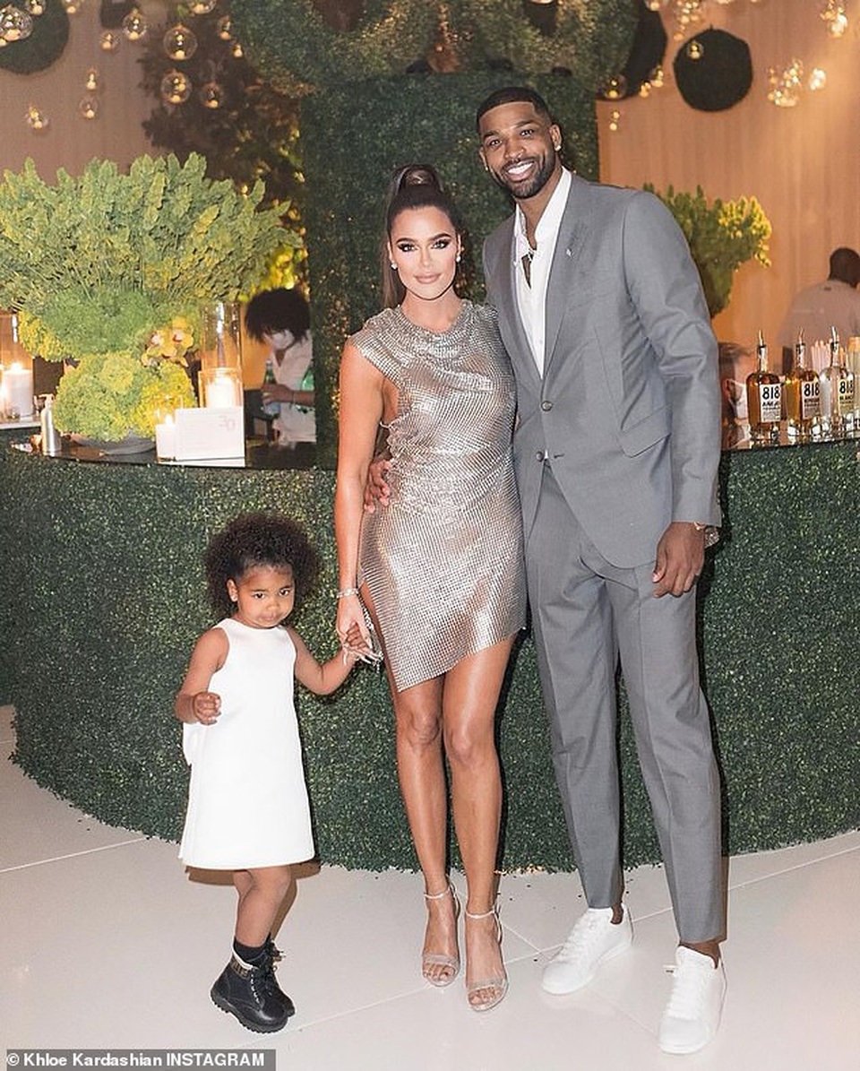 Khoe nhẫn kim cương khủng, Khloe Kardashian bị nghi đã đính hôn - 3 Khoe nhẫn kim cương khủng, Khloe Kardashian bị nghi đã đính hôn - 3