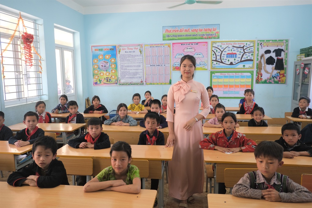 Cô giáo 9X chấp nhận yêu xa, vượt 60km dạy chữ cho học sinh Hà Giang - 1 Cô giáo 9X chấp nhận yêu xa, vượt 60km dạy chữ cho học sinh Hà Giang - 1