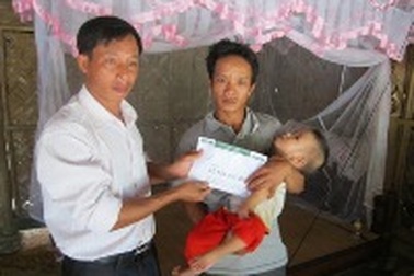  Hơn 22 triệu đồng tiếp tục đến với bé mang 2 trọng bệnh chỉ có cơm chan với nước canh