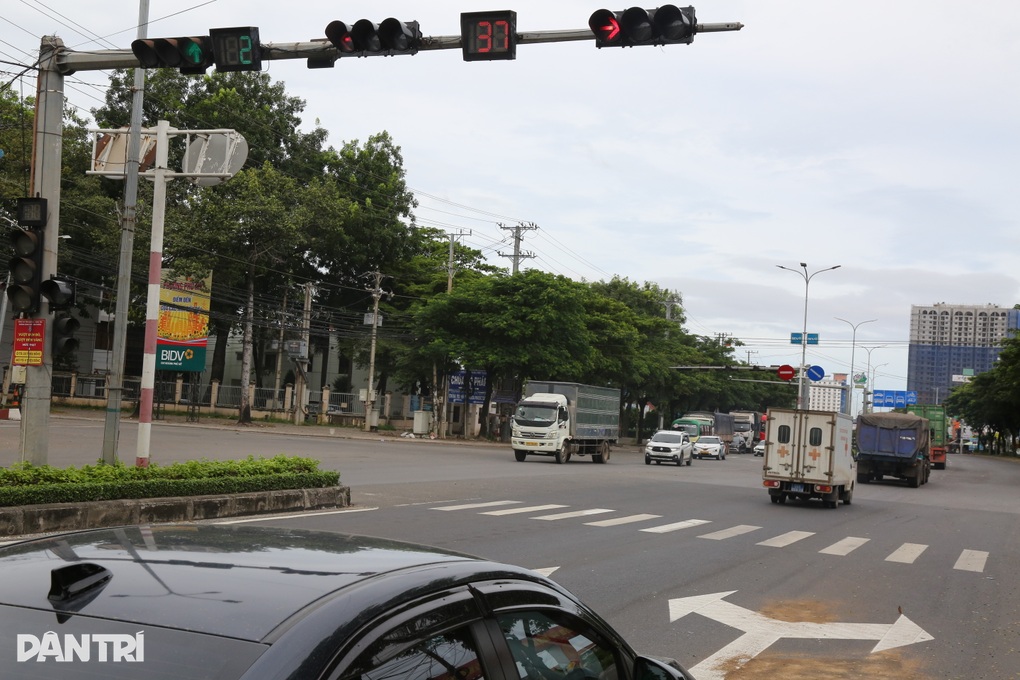 Tài xế lúng túng trong ngày đầu phân làn mới trên quốc lộ 51 qua TPHCM - 4 Tài xế lúng túng trong ngày đầu phân làn mới trên quốc lộ 51 qua TPHCM - 4