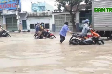 Lũ lớn tại Bình Định, đường "biến" thành sông