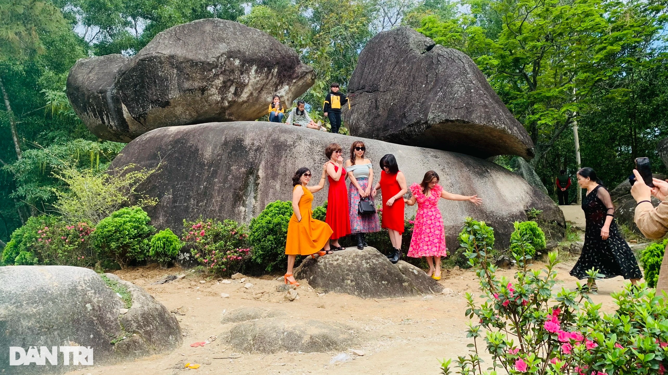 Nắng ấm đầu hè, du khách đổ về Sầm Sơn ngày cuối tuần - 11 Nắng ấm đầu hè, du khách đổ về Sầm Sơn ngày cuối tuần - 11