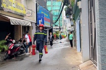 Cháy quán bar lúc giữa trưa, nhiều người ôm tài sản tháo chạy