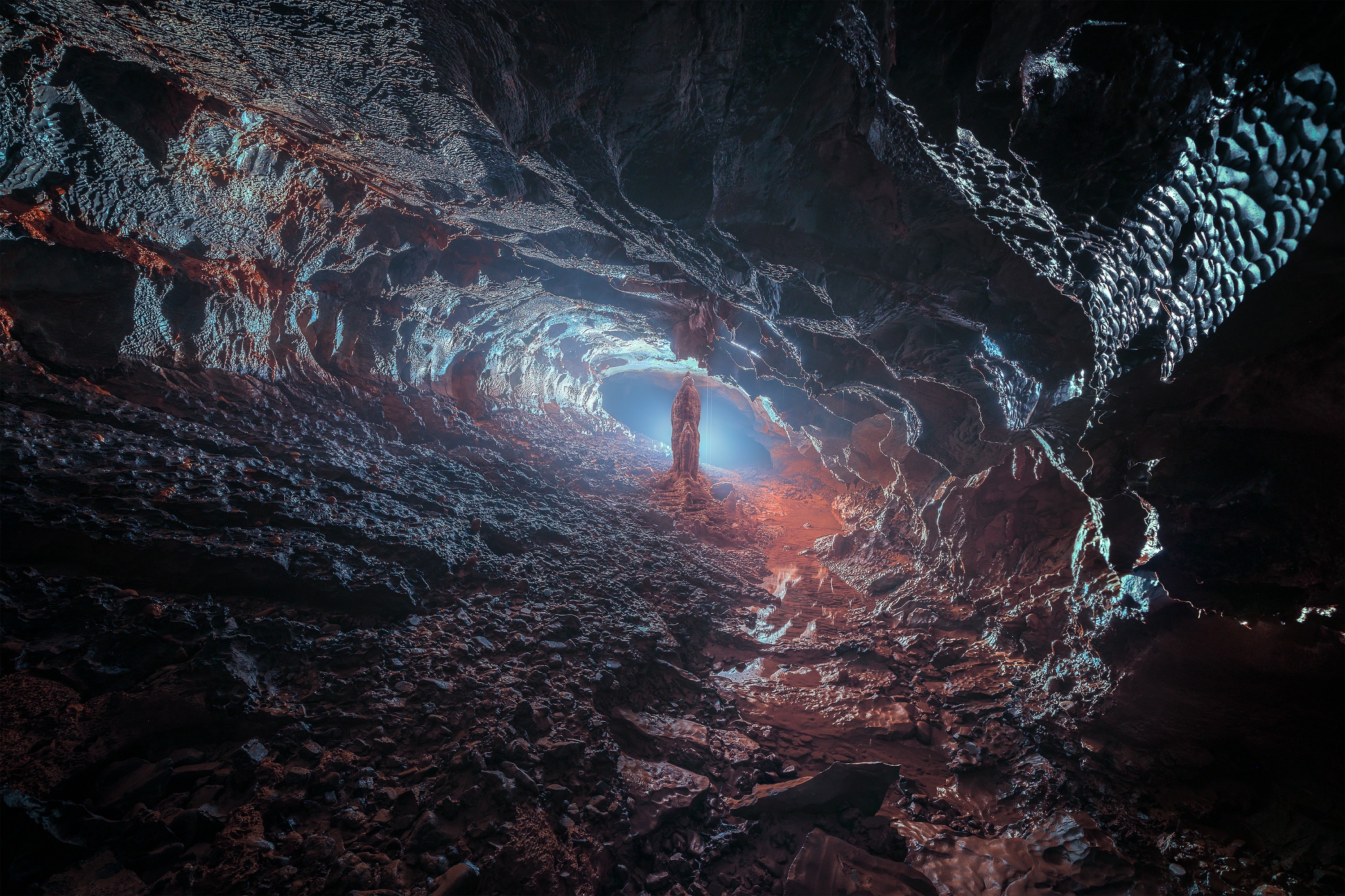 Vẻ đẹp siêu thực trong hang động có hồ nước bí ẩn treo lơ lửng - 9