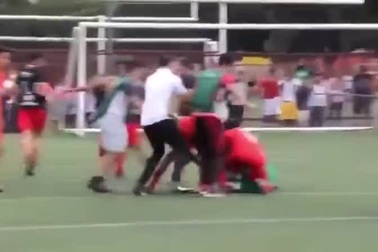 Cả đội lao vào rượt đánh cầu thủ đối phương sau khi thua trận