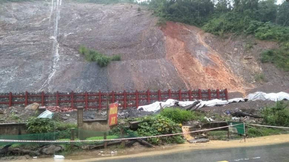 Nguy cơ sạt lở, huyện biên giới Việt - Lào sơ tán gấp hàng trăm người dân - 7 Nguy cơ sạt lở, huyện biên giới Việt - Lào sơ tán gấp hàng trăm người dân - 7