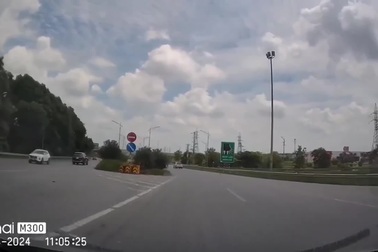 Chạy xe không nhìn biển chỉ đường, tài xế đi thẳng vào làn ngược chiều