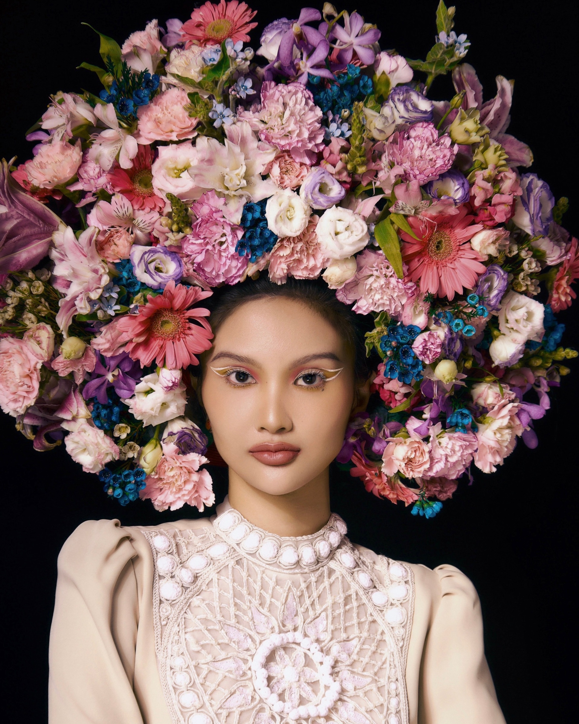 Chân dài Việt bắt trend hoa cài trên tóc gây sốt mạng xã hội - 4