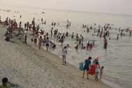 Đổ xô ra biển xả hơi ngày lễ