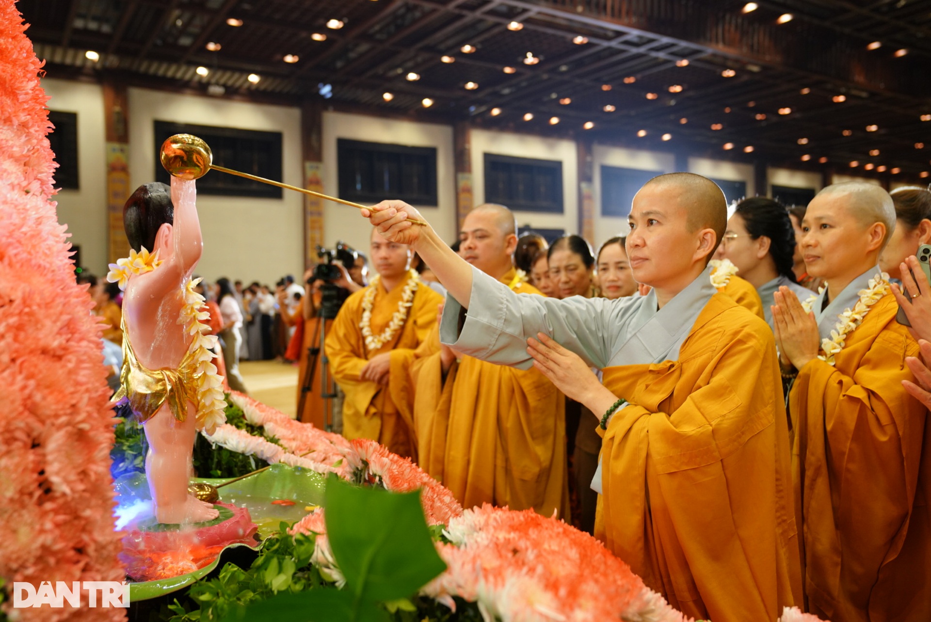 Nghi thức tắm Phật trong đại lễ Phật đản ở ngôi chùa lớn nhất Việt Nam - 9 Nghi thức tắm Phật trong đại lễ Phật đản ở ngôi chùa lớn nhất Việt Nam - 9