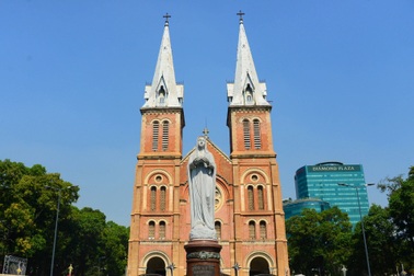 TPHCM gửi 10 cây thánh giá của Nhà thờ Đức Bà sang Bỉ để phục chế