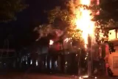 Bình Định: Trụ điện phát nổ, nhiều người vào nhà nghỉ trốn nóng