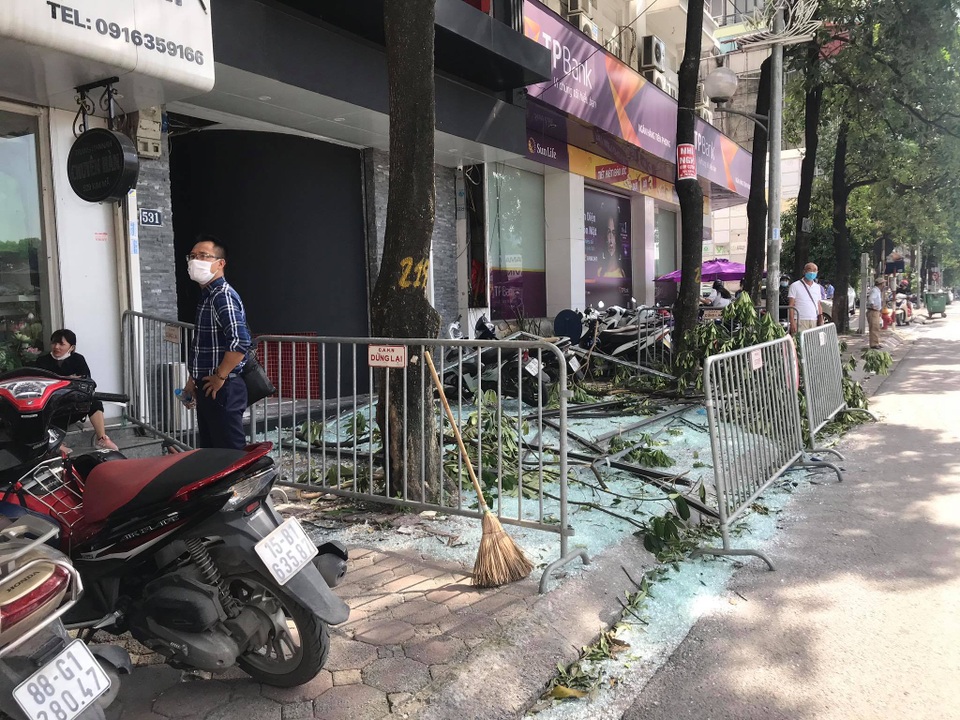 Hà Nội: Nổ lớn tại nhà hàng Nhật Bản, 3 người bị thương - 1 Hà Nội: Nổ lớn tại nhà hàng Nhật Bản, 3 người bị thương - 1