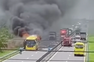 Xe giường nằm cháy dữ dội trên cao tốc, hành khách bỏ chạy tán loạn