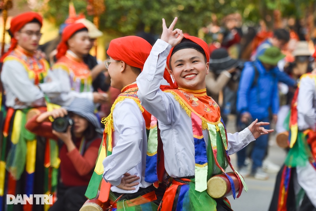 Những chàng trai Hà Nội mỗi năm giả gái một lần, múa điệu lẳng lơ - 9 Những chàng trai Hà Nội mỗi năm giả gái một lần, múa điệu lẳng lơ - 9
