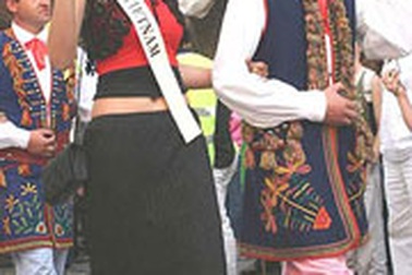 Hoa hậu quảng bá cho Việt Nam