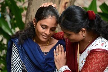 Nữ sinh 20 tuổi đứng lên chống nạn “cô dâu nhí” ở Ấn Độ