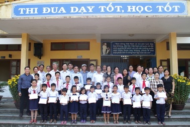 Học sinh nghèo vượt khó tại Huế xúc động với học bổng của Grobest