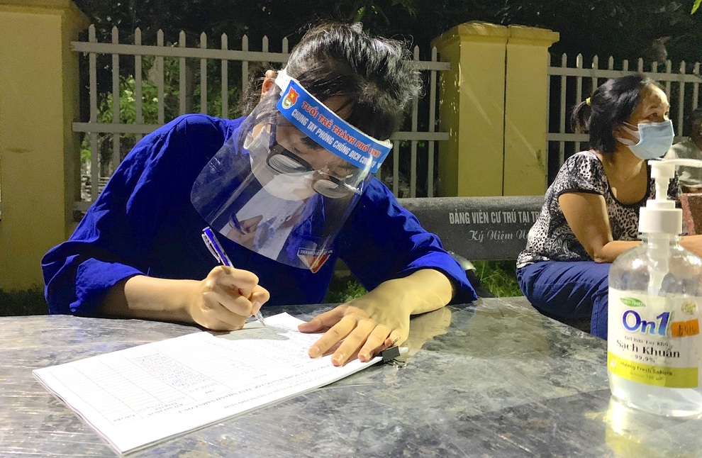Xuyên đêm test nhanh sàng lọc Covid-19 cho người dân TP Vinh - 11 Xuyên đêm test nhanh sàng lọc Covid-19 cho người dân TP Vinh - 11