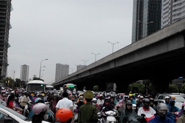 Hà Nội: Dòng người “bò” trong mưa giông vào giờ tan tầm