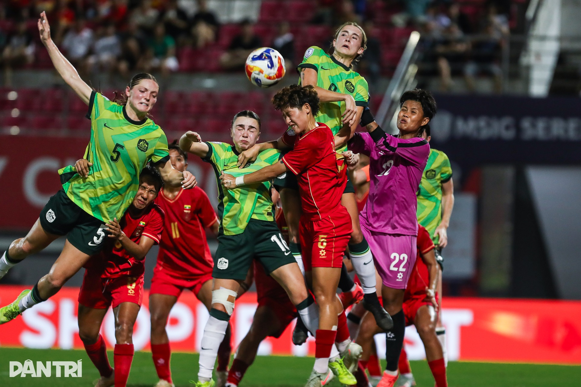 Nữ cầu thủ Myanmar được đồng đội cõng lên nhận giải vì chấn thương - 1 Nữ cầu thủ Myanmar được đồng đội cõng lên nhận giải vì chấn thương - 1