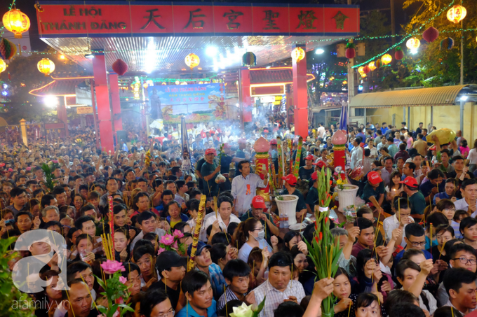 Hàng ngàn người cầm nhang viếng chùa Bà Bình Dương nửa đêm, mang theo cả con nít khiến trẻ nhỏ hít khói mệt nhoài - Ảnh 1. Hàng ngàn người cầm nhang viếng chùa Bà Bình Dương nửa đêm, mang theo cả con nít khiến trẻ nhỏ hít khói mệt nhoài - Ảnh 1.