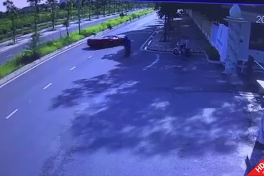 Siêu xe Ferrari 488 tông cây xanh, vỡ toác đầu