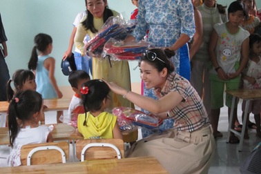 Quỳnh Hoa say sưa với các hoạt động từ thiện