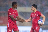 Đình Bắc và Alan Grafite tranh nhau đá phạt đền