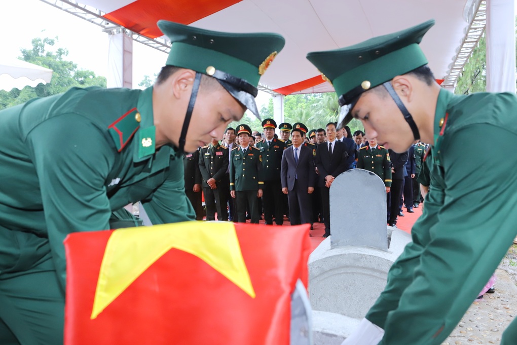 Truy điệu, an táng 21 hài cốt liệt sỹ hy sinh tại Lào - 2 Truy điệu, an táng 21 hài cốt liệt sỹ hy sinh tại Lào - 2