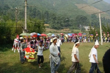 Tại sao một số đám tang ở Trung Quốc bắt người thân phải cười đùa?