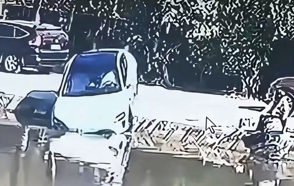 Chiếc xe điện Xiaomi SU7 đâm đầu xuống nước khi đang ở chế độ tự lái - 1 Chiếc xe điện Xiaomi SU7 đâm đầu xuống nước khi đang ở chế độ tự lái - 1