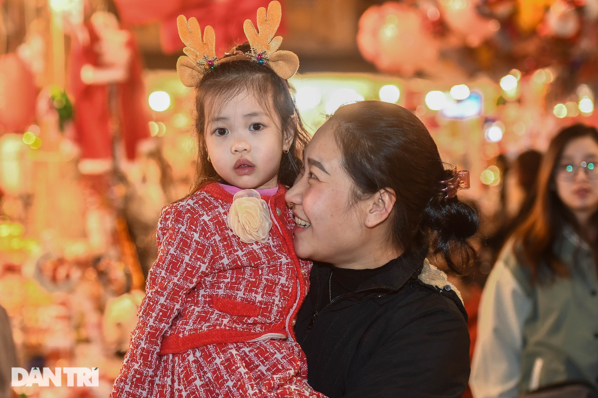 Hà Nội: Người dân chen nhau chụp ảnh, phố Hàng Mã ùn tắc kéo dài - 6 Hà Nội: Người dân chen nhau chụp ảnh, phố Hàng Mã ùn tắc kéo dài - 6